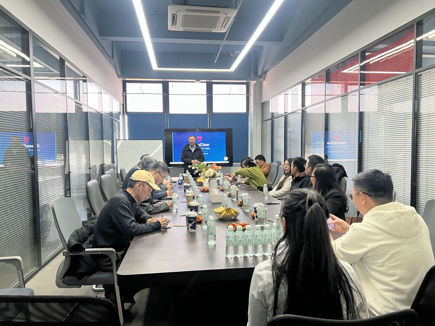 参与者认真记笔记